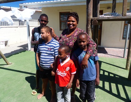 Blij gezin in Cloetesville, Zuid-Afrika