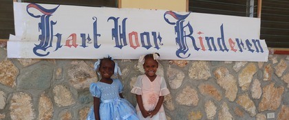 Haitiaanse meisjes naar school