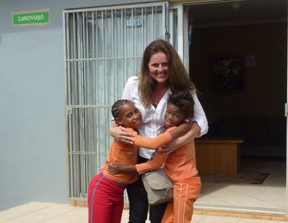 Een knuffel voor kinderen in Kayamandi, Zuid-Afrika