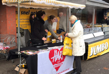 Actie 'Hallo Oliebol' in Hilversum voor voedselpakketten in Haïti