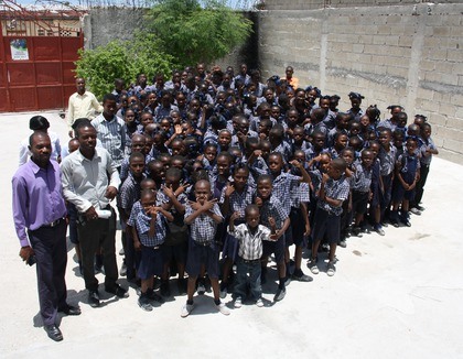 Schoolkinderen in Cité Soleil Haïti