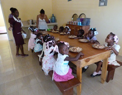 Haïtiaanse meisjes krijgen te eten